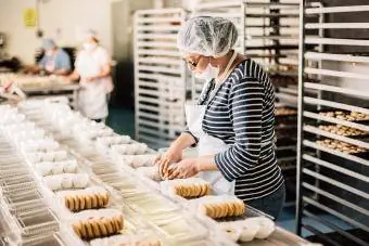 زنی که در کارگاه نانوایی کار می کند
