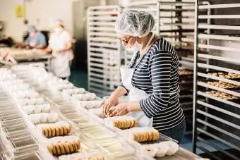 Vrouw die werkt bij bakkerijworkshop