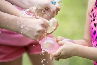 Apretar y reventar un globo de agua.