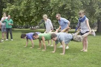 Um grupo de amigos jogando corrida de carrinho de mão