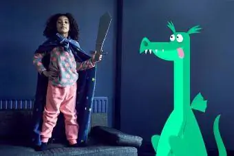 ילדה לבושה כאביר עם דרקון דמיוני
