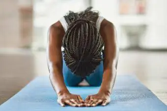 người phụ nữ trẻ tập yoga