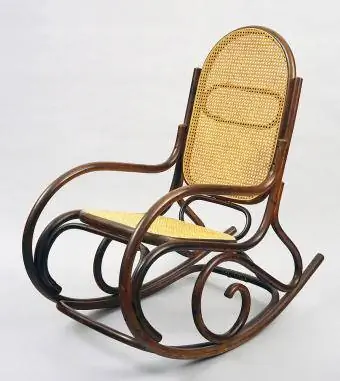 Cadeira de balanço estilo Thonet, estrutura de madeira curvada com assento e encosto de cana