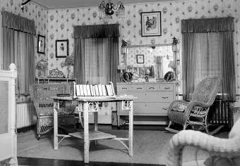 Aménagement intérieur d'une chambre du début du 20e siècle avec fauteuils à bascule en osier