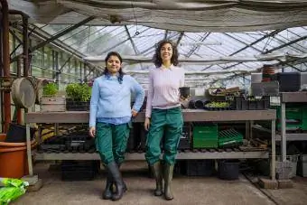 jardiniers debout ensemble dans une serre