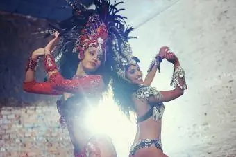 Bailarines de samba brasileños actuando