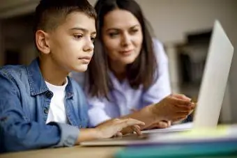 parent scolarisant son enfant à la maison