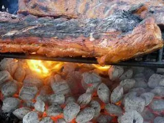 Comment cuisiner sur un gril au charbon de bois