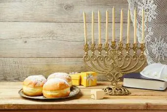 menorah rona emas vintaj dengan sufganiyah, kotak hadiah dan dreidel