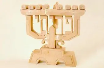 Menora za Hanuku isklesana od vapnenca s yadvashem.org