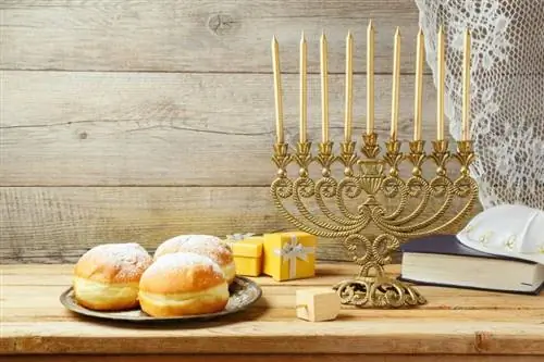 Vintage menorahs: juhend nende traditsiooniliste aarete juurde