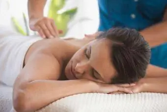 Mulher fazendo massagem