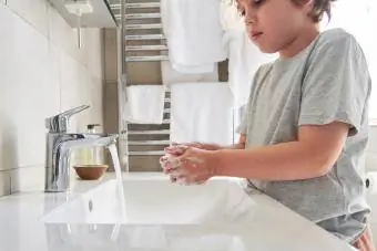 Çocuk ellerini yıkıyor
