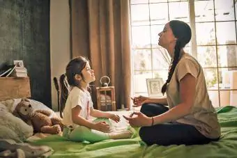 Mãe e filha meditando