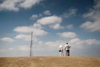 Coppia guardando la torre del telefono cellulare