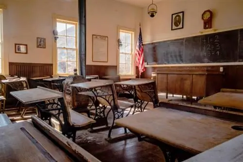 Antikvarinis mokyklos stalas ir jo vaidmuo švietime