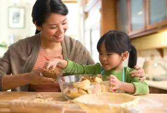 mère et fille préparant une tarte aux pommes