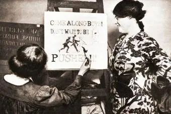 En ung jente under første verdenskrig maler en rekrutteringsplakat