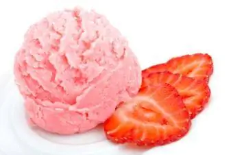 strawberries thiab ice cream