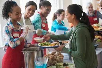 Des adolescents font du bénévolat pour servir de la soupe