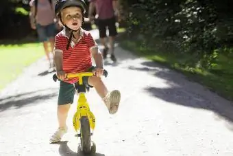 denge bisikletine binen yürümeye başlayan çocuk