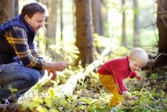 padre e hijo pequeño explorando la naturaleza