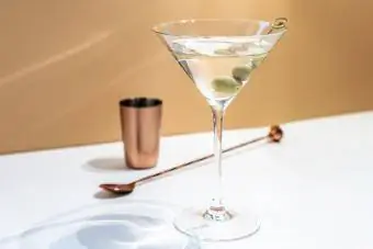 Martini clásico con aceitunas verdes