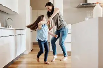 فتاة صغيرة ترقص مع والدتها