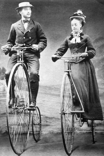 גברת וג'נטלמן רוכבים על אופניים רגילים עם גלגלי Starley, 1874