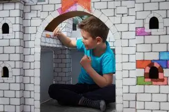 Оцветяване в картонен замък