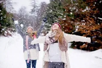 Saudari bersenang-senang di salju
