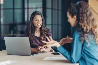 Femeie la interviul intern de angajare