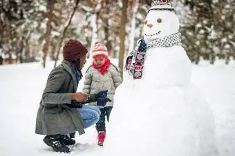 הכנת איש שלג עם חברים ובני משפחה
