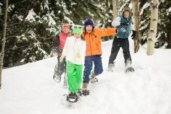 Tsev neeg snowshoeing