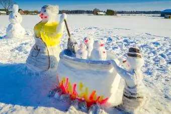 Muñeco de nieve y otras figuras encontradas en el campo.