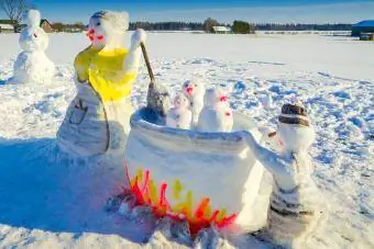 Sneeuman en ander figure in die veld gevind