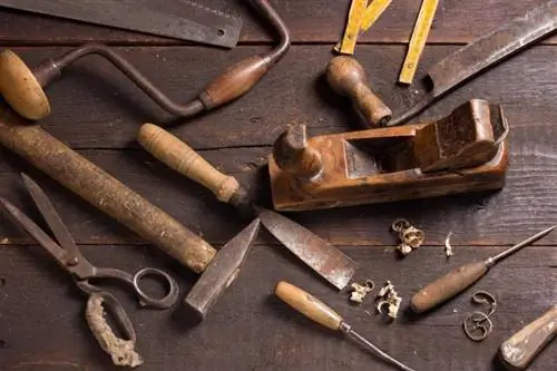 Obrázky starožitných ručních nástrojů a jejich použití