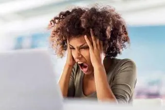 Ljuta žena koja koristi računalo