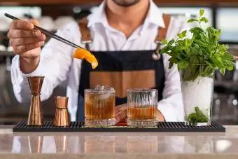 Bartender legger sitronskall i en drink