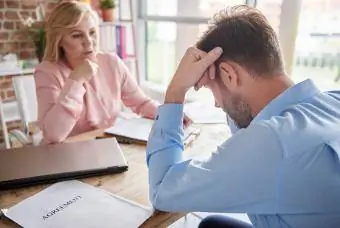 Arbeitgeber tadelt Arbeitnehmer im Büro