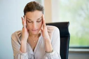 Femme stressée à son bureau