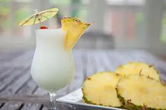 Bevande al rum all'ananas
