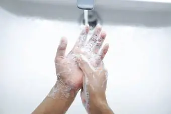 Persona che si lava le mani con sapone