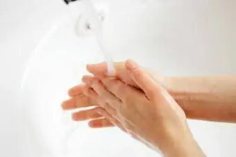 Persona che bagna le mani con acqua