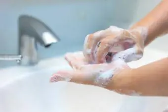 Tırnaklarını sabunla ovuşturan kişi