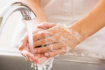 Гараа савангаар зайлж буй хүн