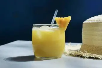 Jugo de piña y ron