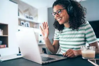 Femme ayant une vidéoconférence à la maison