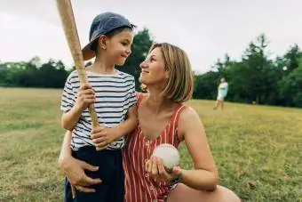Anne küçük beyzbol oyuncusunu neşelendiriyor