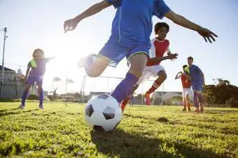 Futbol oynayan çocuklar